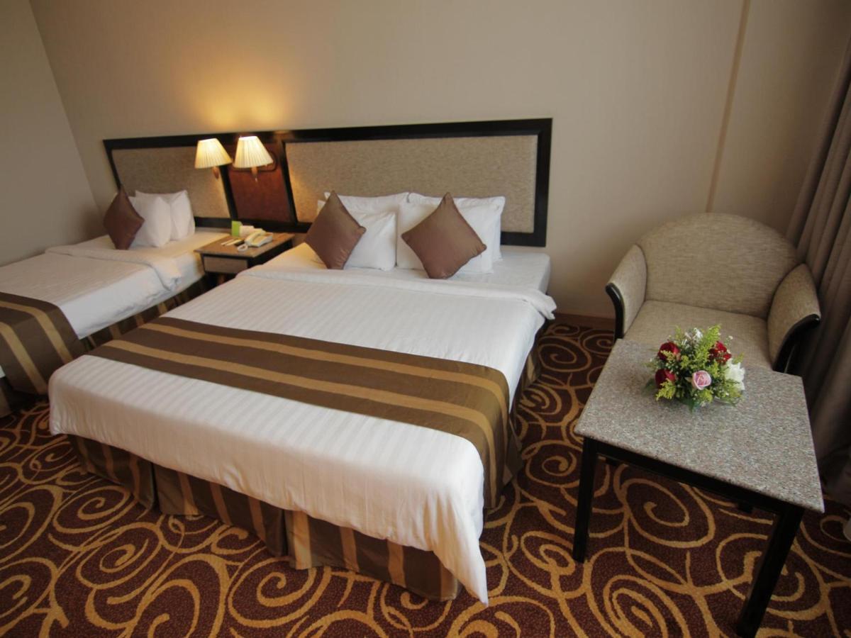 Mega Hotel Sdn Bhd Мири Экстерьер фото